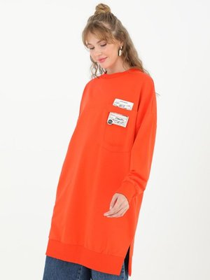 Turuncu İki İplik Kumaş Cep Ve Yazı Detaylı Sweatshirt Turuncu İki İplik Kumaş Cep Ve Yazı Detaylı Sweatshirt