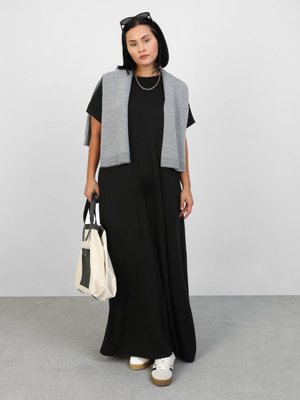 Siyah Büyük Beden Elbise Siyah Büyük Beden Elbise