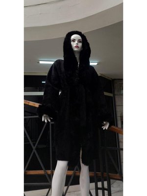 Siyah Pula Yakası Kolları Komple Kürklü Kapüşonlu Uzun Angora Kaban