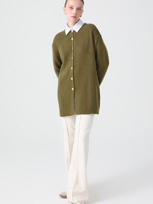 Gold Düğmeli Uzun Hırka