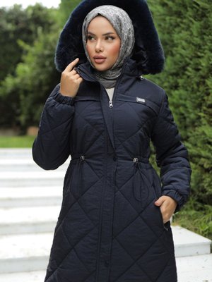 Kapüşonlu Belden Bağcıklı Baklava Desenli Kapitone Kaban