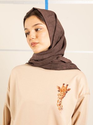 Bej Ters Dikiş Detaylı Özel Tasarım Zürafa Desenli Bisiklet Yaka Sweatshirt Bej Ters Dikiş Detaylı Özel Tasarım Zürafa Desenli Bisiklet Yaka Sweatshirt