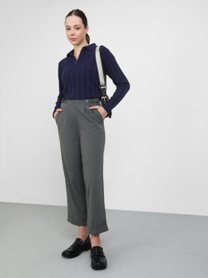 Gri Düğme Ve Cep Detaylı Bilekte Pantolon Gri Düğme Ve Cep Detaylı Bilekte Pantolon