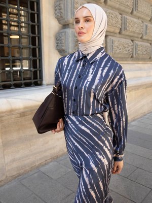 Lacivert Çizgi Desenli Saten Kumaş Şık Gömlek