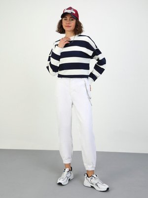 Doğal Kumaşlı Zincir Detaylı Kot Pantolon Beyaz Doğal Kumaşlı Zincir Detaylı Kot Pantolon Beyaz