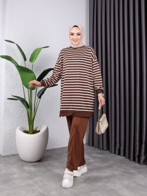 Kahverengi Bisiklet Yaka Ve Çizgili İplik Pantolon İle Tunik Takım Kahverengi Bisiklet Yaka Ve Çizgili İplik Pantolon İle Tunik Takım