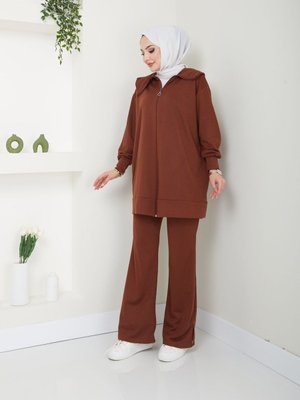 Paçası Yırtmaçlı Fermuar Yaka Detaylı Pantolonlu Takım Paçası Yırtmaçlı Fermuar Yaka Detaylı Pantolonlu Takım