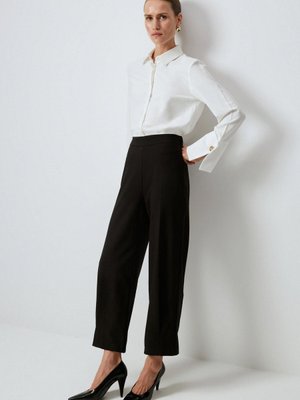 Paçası Dikişli Krep Pantolon Paçası Dikişli Krep Pantolon