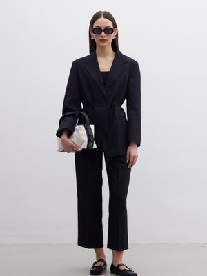 Pensli Düz Kesim Pantolon Siyah Pensli Düz Kesim Pantolon Siyah