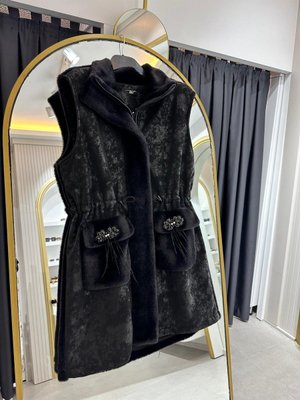 Arkası Kürklü Taş Detaylı Yelek