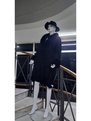 Siyah Pula Yakası Kolları Komple Kürklü Uzun Angora Kaban