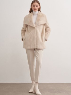 Hakim Yaka Kısa Kürk Mont