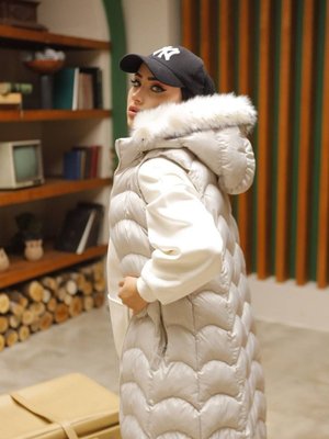 Kapüşonlu Kürk Detaylı Uzun Şişme Yelek