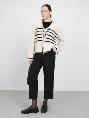 Siyah Düğme Ve Cep Detaylı Bilekte Pantolon