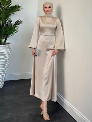 Canna Beli Taş İşlemeli Saten Abiye Elbise Krem Canna Beli Taş İşlemeli Saten Abiye Elbise Krem