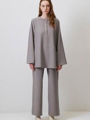 Düğme Detaylı Krep Takım