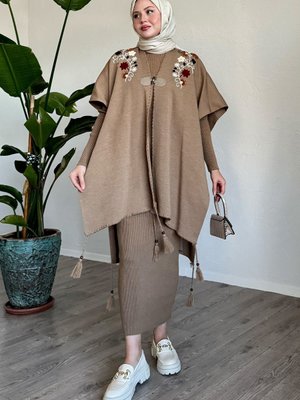 Nakış Detay Püsküllü Panço Ve Elbiseli Camel Triko Takım