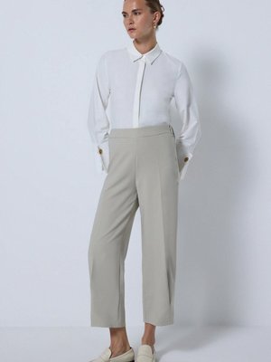 Paçası Dikişli Krep Pantolon Paçası Dikişli Krep Pantolon