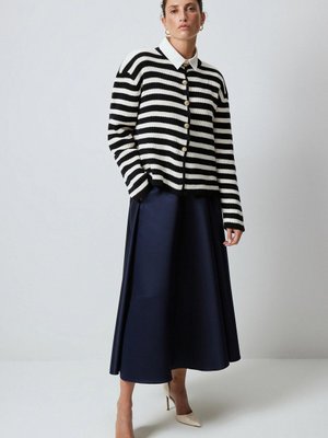 Gold Düğmeli Çizgili Kısa Hırka