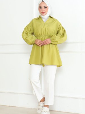 Yağ Yeşili Saten Belden Lastikli Omuzları Düğmeli Volanlı Etek Detaylı V Yaka Gömlek