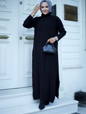 Siyah Balıkçı Yaka Ve Eteği Yırtmaçlı Tunik İle Pantolon İkili Triko Takım Siyah Balıkçı Yaka Ve Eteği Yırtmaçlı Tunik İle Pantolon İkili Triko Takım