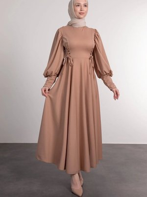 Bel İki Yanı Boydan Bağcıklı Tesettür Elbise Bel İki Yanı Boydan Bağcıklı Tesettür Elbise