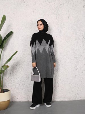 Kadın Modest Kendinden Desenli Yandan Yırtmaçlı Simli Triko Tunik Kadın Modest Kendinden Desenli Yandan Yırtmaçlı Simli Triko Tunik