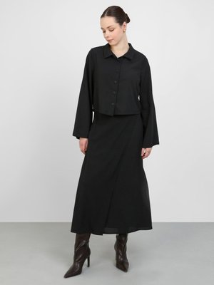 Siyah Yandan Düğme Detaylı Etek