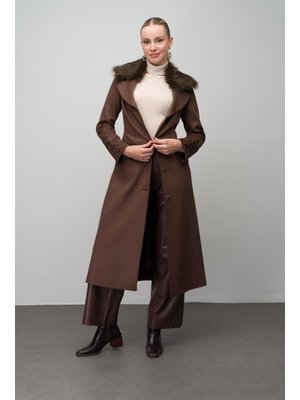 Yakası Çıkabilir Kürklü Deri Kemer Ve Birit Detaylı Gabardin Süet Görünümlü Kap Kahve