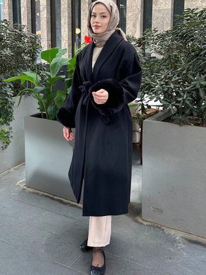 Afrodit Kolu Kürklü Kaşe Kaban Siyah Afrodit Kolu Kürklü Kaşe Kaban Siyah