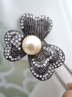 İncili Yonca Broş Gumus Rengi İncili Yonca Broş Gumus Rengi