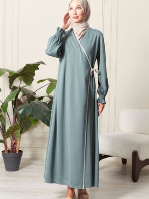 Kol Detaylı Kruvaze Yaka Biyeli Yandan Bağlamalı Namaz Elbisesi Kol Detaylı Kruvaze Yaka Biyeli Yandan Bağlamalı Namaz Elbisesi