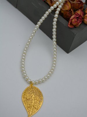 İncili Yaprak Kolye Altın Rengi İncili Yaprak Kolye Altın Rengi