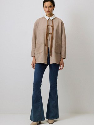 Püskül Detaylı Ceket