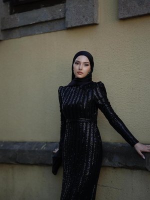 Maren Siyah Kemerli Şerit Pullu Abiye Elbise