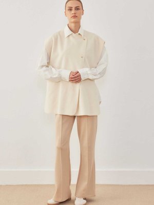 Çıtçıt Detaylı Kaşe Yelek Ekru