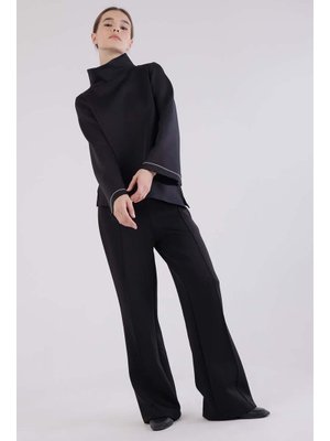 Siyah Dik Yaka Kolu Yırtmaçlı Scuba Bluz