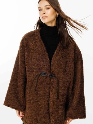 Aksesuar Detaylı Kahve Peluş Kaban