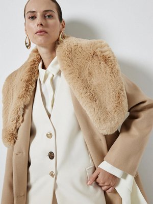 Yakası Kürklü Kaşe Kaban