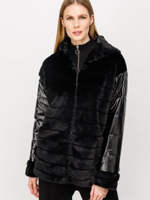 Siyah Kürklü Ve Kapitoneli Mont