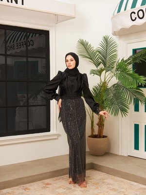 Önü Kat Detaylı Kemerli Eteği Pullu Abiye Elbise Siyah Önü Kat Detaylı Kemerli Eteği Pullu Abiye Elbise Siyah