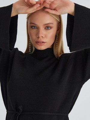 İp Kemerli Triko Elbise Siyah İp Kemerli Triko Elbise Siyah