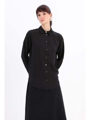 Siyah Köşe Manşet Detaylı Şık Düğmeli Gömlek