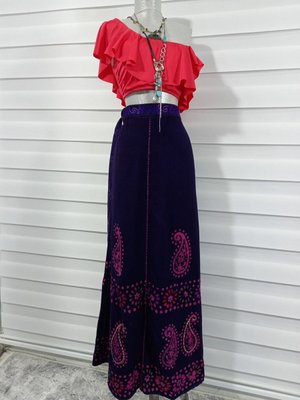 Pembe Hint Batik Çiçek Desenli Ve İşlemeli Anvelop Uzun Etek Pembe Hint Batik Çiçek Desenli Ve İşlemeli Anvelop Uzun Etek