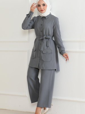 Gri Düğme Detaylı Takım Gri Düğme Detaylı Takım