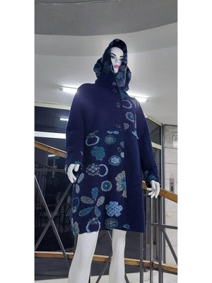 Lacivert İtalyan Kapüşonlu Kabartma Çiçekli Astarlı Yün Keçe Kaban