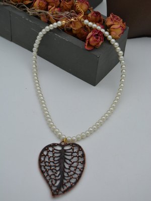 Beyaz İncili Bakır Yaprak Kolye