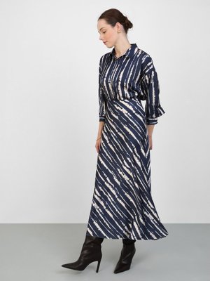 Lacivert Çizgi Desenli Verev Kesim Balık Saten Etek