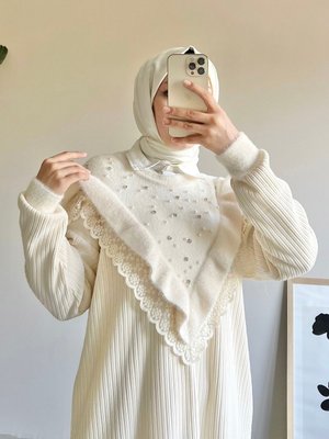 Afra İncili Dantel Detay Yırtmaçlı Triko Tunik