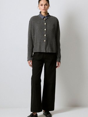 Gold Düğmeli Kısa Hırka